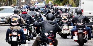 Μέλη των Hells Angels στις μηχανές τους
