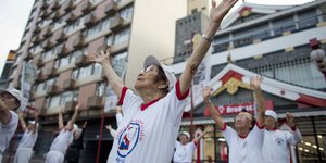 Ιάπωνες όλων των ηλικιών εκτελούν τις ασκήσεις