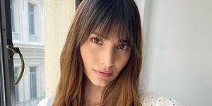 Η Ηλιάνα Παπαγεωργίου με λευκή μπλούζα