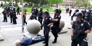 ΗΠΑ: Ποινική έρευνα σε βάρος δύο αστυνομικών που έσπρωξαν ηλικιωμένο σε διαδήλωση στο Μπάφαλο	
