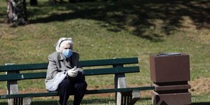 Ηλικιωμένη με μάσκα προστασίας από τον κορωνοϊό σε πάρκο της Σερβίας