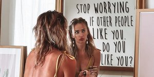Η Influecer μπροστά στον καθρέφτη της στέλνει μήνυμα στις γυναίκες που νιώθουν ανασφάλεια με την εικόνα τους