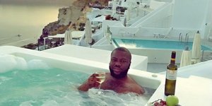 Ο Νιγηριανός influencer στην Σαντορίνη