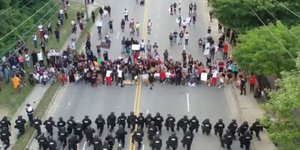 ΗΠΑ αστυνομικοι γονάτισαν μπροστά σε διαδηλωτές