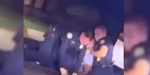 ΗΠΑ άντρας με αστυνομικούς