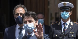 Ο πρωθυπουργός της Ιταλίας, Τζουζέπε Κόντε με μάσκα προστασίας από τον κορωνοϊό