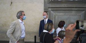 Ιταλοί με μάσκες προστασίας από τον κορωνοϊό σε δημόσιο χώρο