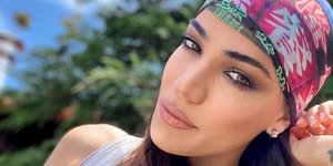 Η Ήβη Αδάμου με μπαντάνα