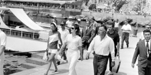 η Τζάκι Κένεντι στο Κάπρι με λευκό τζιν