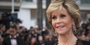 η Τζέιν Φόντα με μαύρο φόρεμα και σκουλαρίκια