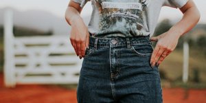 Γυναίκα φοράει τζιν παντελόνι και T-shirt