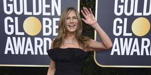 η Τζένιφερ Ανιστον χαιρετά στο κόκκινο χαλί των Χρυσών σφαιρών το 2020