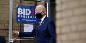 Ο Τζο Μπάιντεν βγαίνει από κτίριο φορώντας μάσκα για τον κορωνοϊό