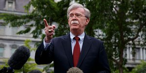 Ο Τζον Μπόλτον μιλά σε δημοσιογράφους