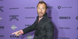 ο Τζουντ Λο με σακάκι