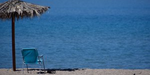καιρός παραλία ομπρέλα καρέκλα