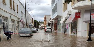 Κακοκαιρία στη Λέρο, πλημμύρισε δρόμος