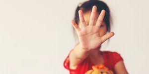 κοριτσάκι με αρκουδάκι λέει στοπ στην κακοποίηση