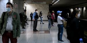 καραντίνα επιβάτες στο μετρό με μάσκα