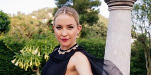 Η Κέιτ Χάντσον με μαύρο αποκαλυπτικό φόρεμα