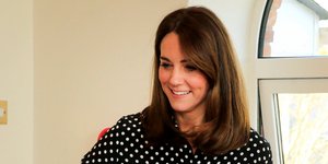 Η Κέιτ Μίντλετον με πουά μπλούζα