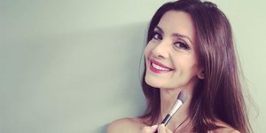 Η Κατερίνα Λέχου χαμογελάει και κρατάει πινέλο για ρουζ