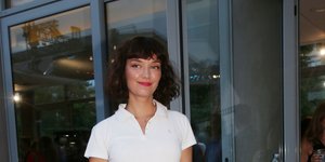 Η Κατερίνα Μισιχρόνη με φλοράλ φούστα