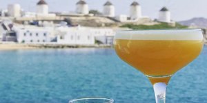 κοκτέιλ στο μπαρ με θέα τους ανεμόμυλους της Μυκόνου