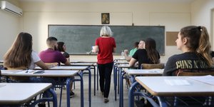Καθηγήτρια και μαθητές σε αίθουσα για πανελλήνιες εξετάσεις