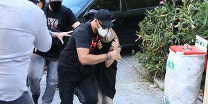 Η κατηγορούμενη για την επίθεση με το βιτριόλι φυγαδεύεται από αστυνομικό