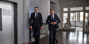 Μητσοτάκης και Κικίλιας περπατούν σε διάδρομο του υπουργείου Υγείας