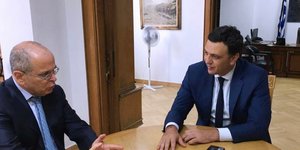 Ο Βασίλης Κικίλιας συνομιλεί με τον πρέσβη του Ισραήλ