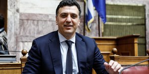 Βασίλης Κικίλιας με χαμόγελο