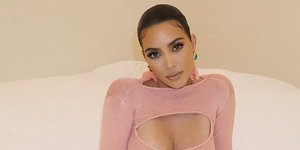 Η Κιμ Καρντάσιαν με ροζ τοπ και ροζ φούστα