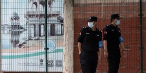 Κινέζοι ασφαλίτες με μάσκα για τον κορωνοϊό