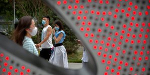 Κινέζοι με μάσκες για τον κορωνοϊό