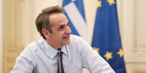 Ο Κυριάκος Μητσοτάκης με πουκάμισο και γραβάτα στο Μαξίμου