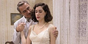 Ο Θανάσης Κουρλαμπάς στο ρόλο του Κλεομένη με τη Μαρία Πετεβή, την τηλεοπτική Πηνελόπη, σε σκηνή της σειράς «Άγριες Μέλισσες»