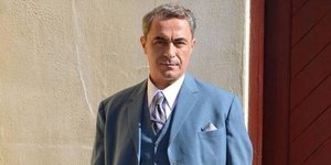Ο ηθοποιός Θανάσης Κουρλαμπάς στο ρόλο του Κλεομένη στις «Άγριες Μέλισσες»