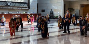 Οι Δημοκρατικοί στη Γερουσία γονατίζουν για τον θάνατο του Τζορτζ Φλόιντ