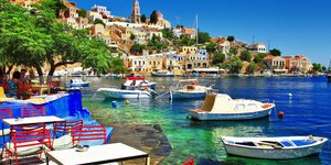 καρεκλες βάρκες και πισω το νησι