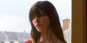 Γυναίκα με κόκκινο φόρεμα Zara 