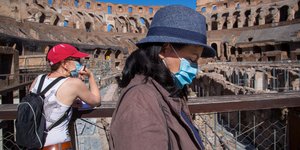 Γυναίκα με μάσκα στο Κολοσσαίο που άνοιξε ξανά τις πύλες του