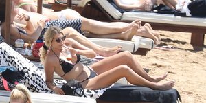 H Κωνσταντίνα Σπυροπούλου με μαγιό στην ξαπλώστρα