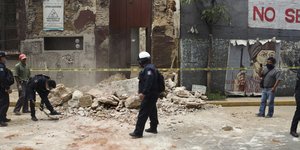 εργατες γκρεμισμένα