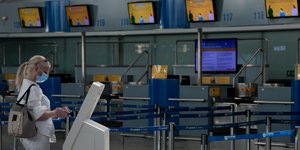 Τουρίστες καταφθάνουν στο αεροδρόμιο «Ελευθέριος Βενιζέλος» 