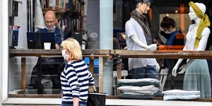 Πολίτες με μάσκες 