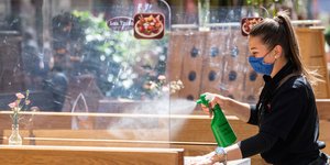 Κορωνοϊός σερβιτόρα με μάσκα στην Γερμανία