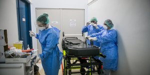 κορωνοϊός γιατροί με στολές