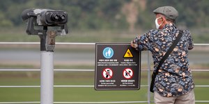 Ανδρας με μάσκα λόγω κορωνοϊού